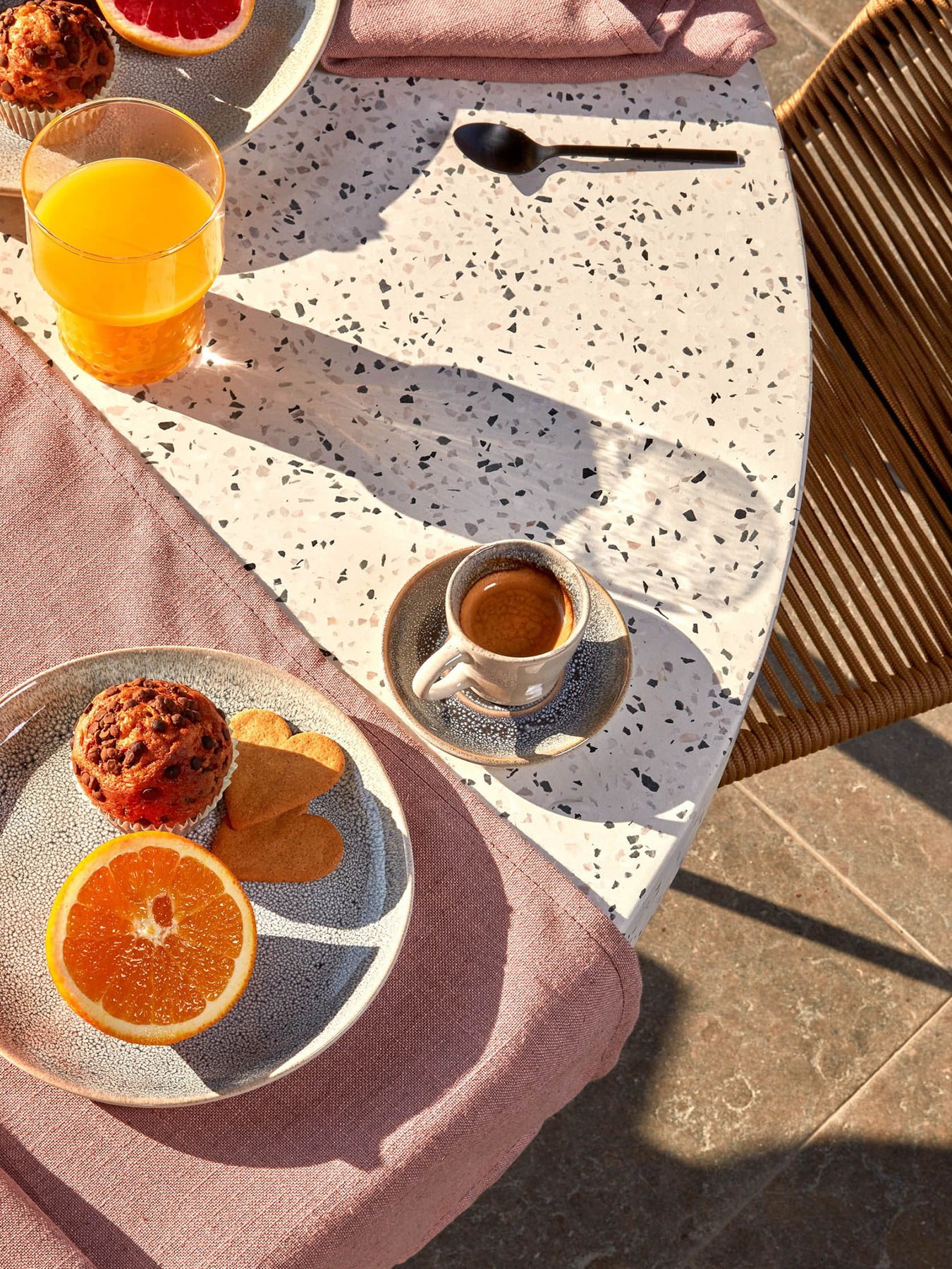 bílý terrazzo jídelní stůl kave home