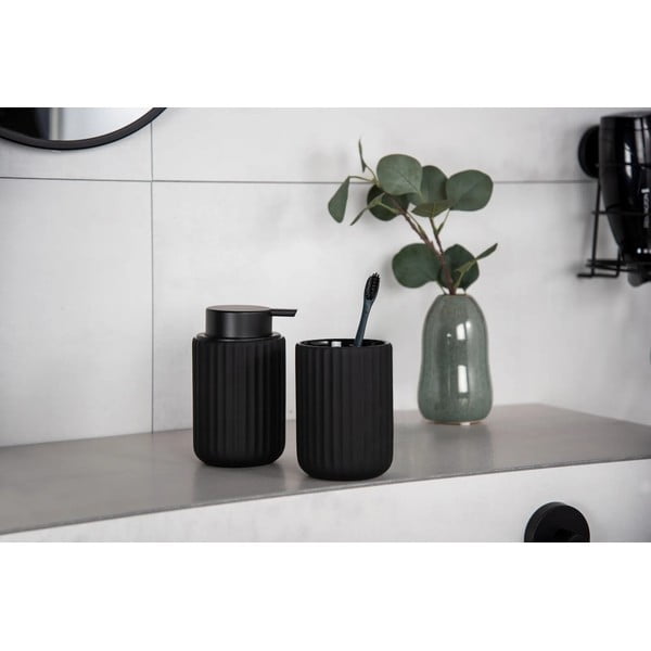 Matēti melns keramikas vannas istabas piederumu komplekts Belluno – Wenko-image-1