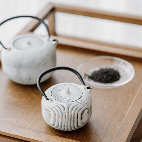 Melnbalta čuguna tējkanna ar sietiņu 350 ml Sencha – S|P Collection-image-1