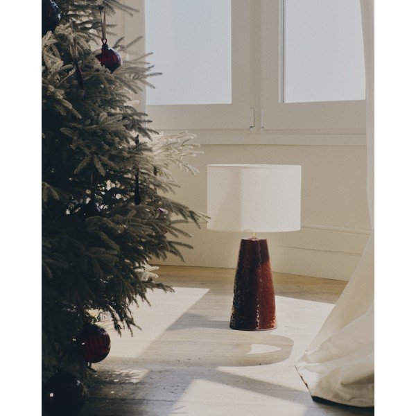 Sarkana/balta galda lampa ar auduma abažūru (augstums 49 cm) Drava – Kave Home-image-2