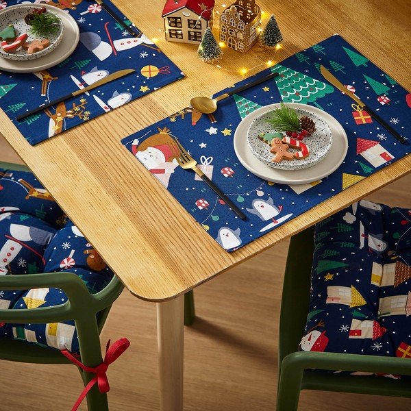 Tekstila galda paliktiņi ar Ziemassvētku motīvu (2 gab.) 30x46 cm Santa's Christmas Wonderland – Catherine Lansfield-image-3