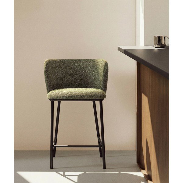 Tumši zaļš polsterēts bāra krēsls (sēdekļa augstums 65 cm) Ciselia – Kave Home-image-1