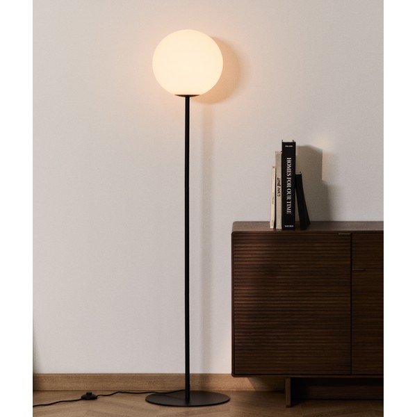 Balta/melna stāvlampa ar stikla abažūru (augstums 165 cm) Brisia – Kave Home-image-1