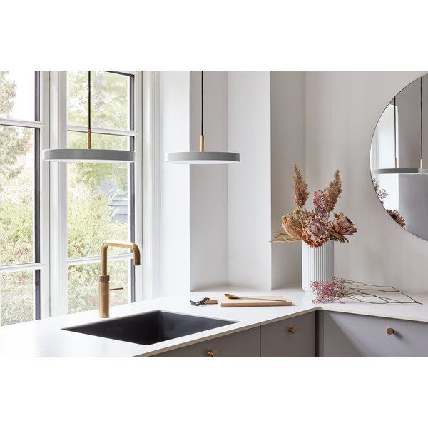 Gaiši pelēka LED piekaramā lampa ar metāla abažūru ø 31 cm Asteria Mini – UMAGE-image-1