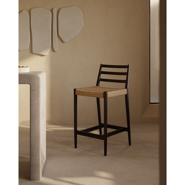 Melns/dabīga toņa ozola masīvkoka bāra krēsls (sēdekļa augstums 65 cm) Analy – Kave Home-image-1