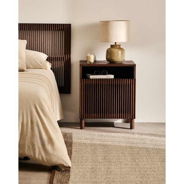 Tumši brūns naktsskapītis ar riekstkoka imitāciju un plauktiem Beyla – Kave Home-image-1