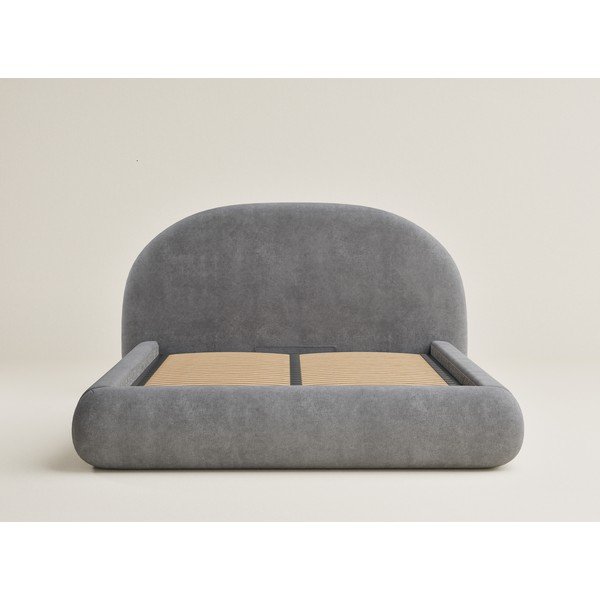 Pelēka polsterēta divvietīga gulta ar veļas kasti un redelēm 140x200 cm Maumere – Maison de Rêve-image-2