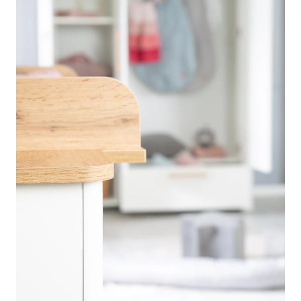 Balta zema bērnu kumode ar ozolkoka imitāciju 119x100 cm Ava – Roba-image-4