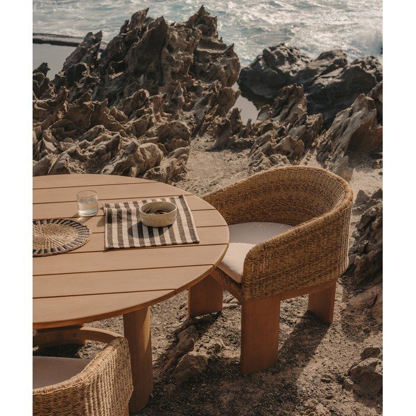 Dabīga toņa polsterēts/rotangpalmas dārza krēsls Xoriguer – Kave Home-image-1