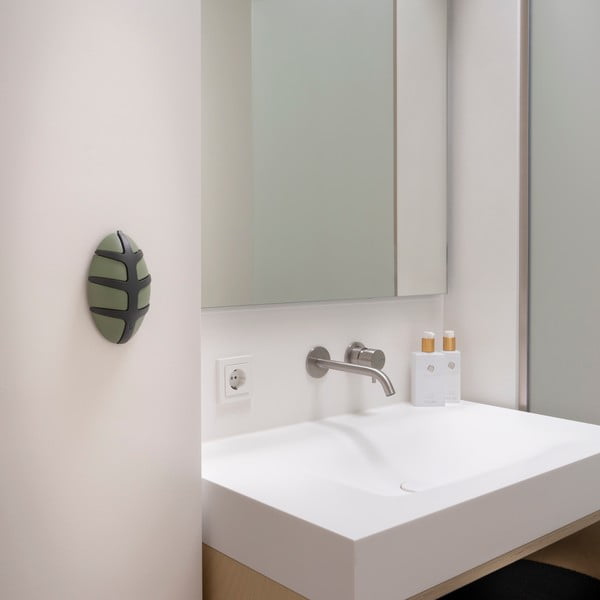 Tumši zaļš sienas āķis Bug – Spinder Design-image-3