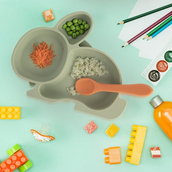 Salvijas zaļš silikona bērnu šķīvis 18x23 cm Bunny – Orion-image-1