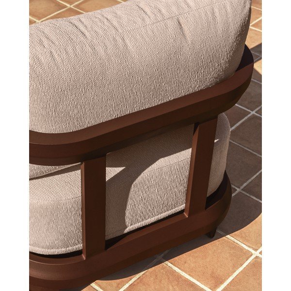 Brūns/krēmkrāsas polsterēts dārza atpūtas krēsls Nerano – Kave Home-image-4