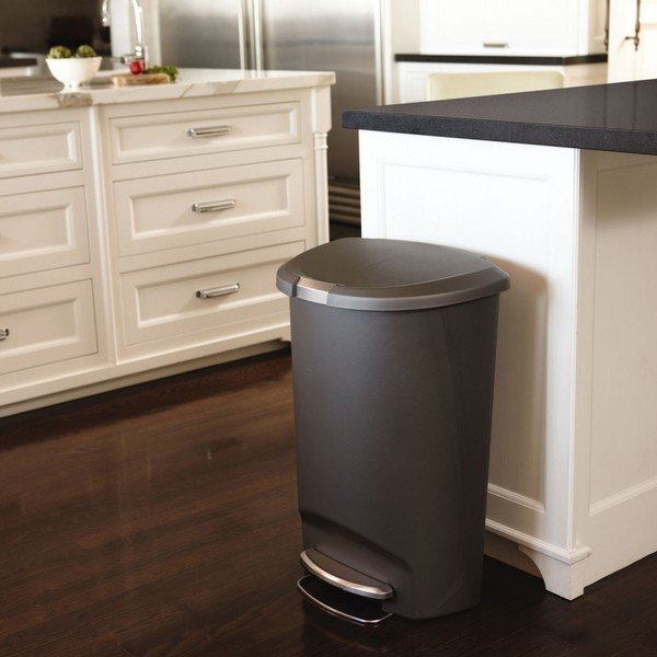 Tumši pelēka plastmasas atkritumu tvertne ar pedāli 50 l – simplehuman-image-1