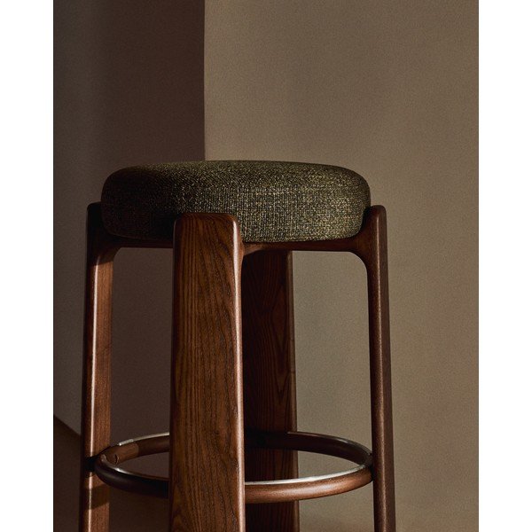 Zaļa/tumša dabīga toņa oša masīvkoka bāra taburete (sēdekļa augstums 65 cm) Granite – Kave Home-image-3