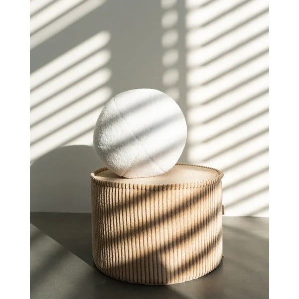 Krēmkrāsas bērnu dīvāna spilvens no buklē auduma Ball – Wigiwama-image-4