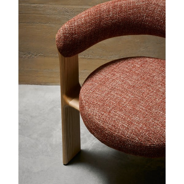 Dabīga toņa/terakotas oranžs oša masīvkoka ēdamistabas krēsls ar roku balstiem Granite – Kave Home-image-2