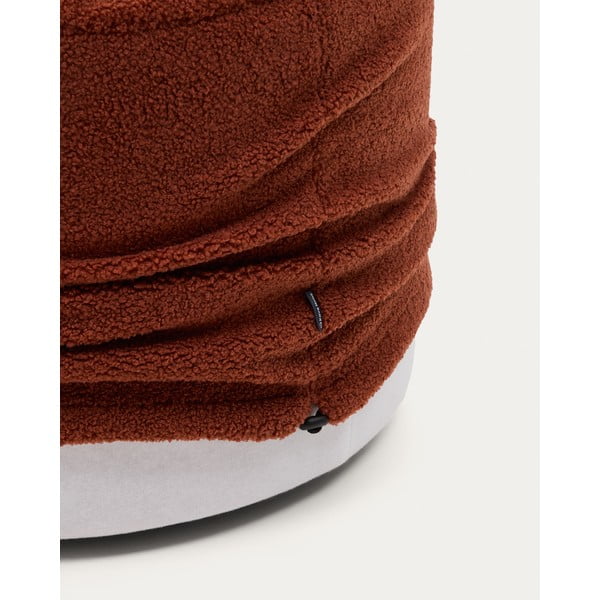 Terakotas oranžs pufs no buklē auduma Kaeli – Kave Home-image-4