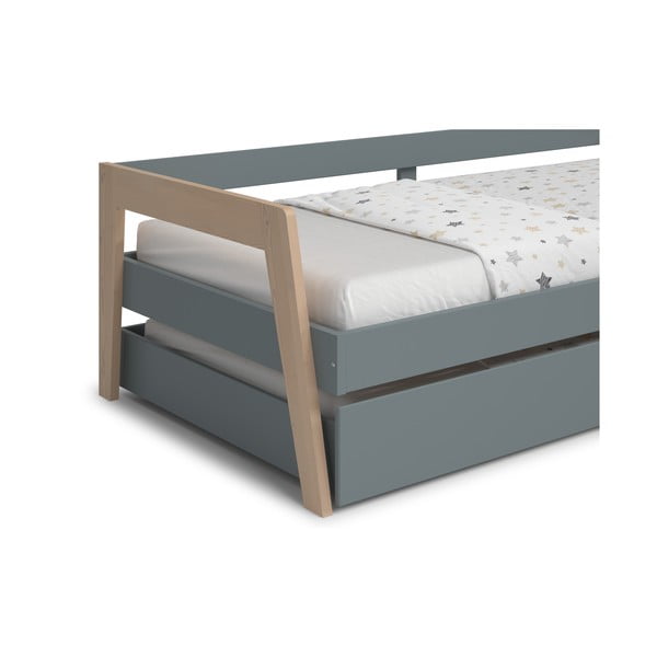 Zaļa/dūmakaini zaļa priedes masīvkoka izvelkama bērnu gulta ar veļas kasti ar redelēm 90x200 cm Carrie – Marckeric-image-1