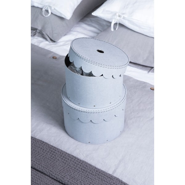 Gaiši pelēkas kartona uzglabāšanas kastes ar vāku (2 gab.) ø 26x17,5 cm Wilma – Bigso Box of Sweden-image-1