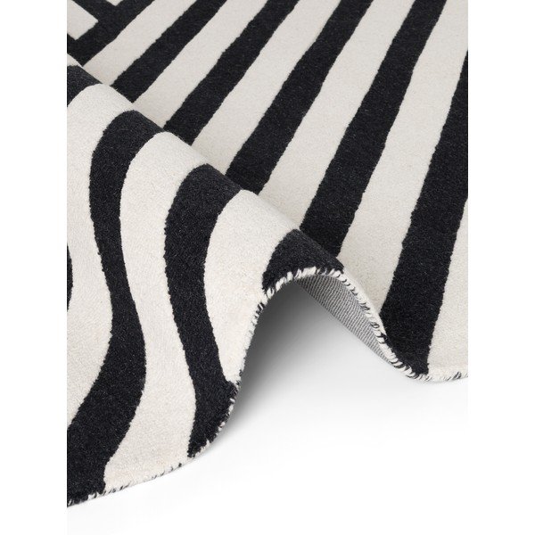 Melnbalts ar rokām darināts vilnas paklājs 120x180 cm Stryve Noir – Elle Decoration-image-4