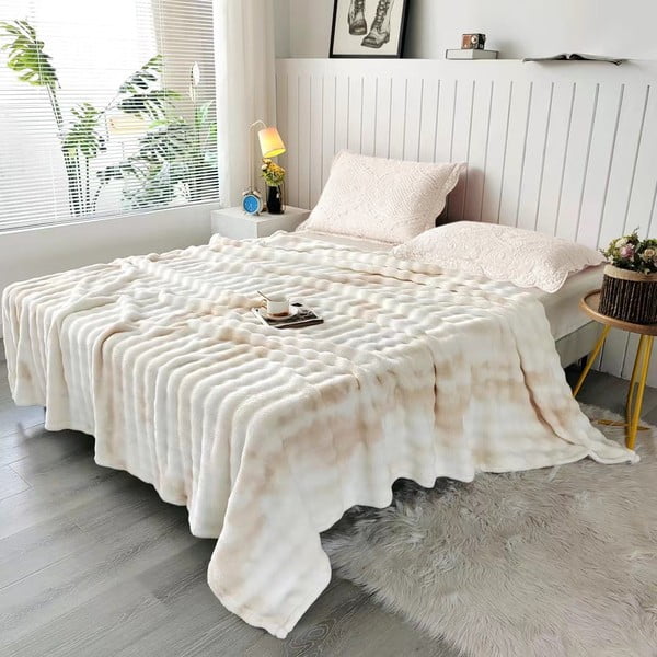 Krēmkrāsas mikroplīša gultas pārklājs 150x200 cm Victory – My House