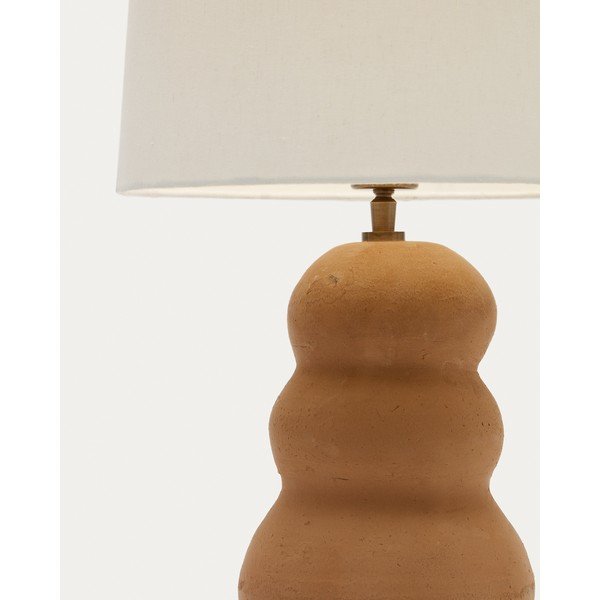 Dabīga toņa akmens galda lampa ar auduma abažūru (augstums 55 cm) Madsen – Kave Home-image-3