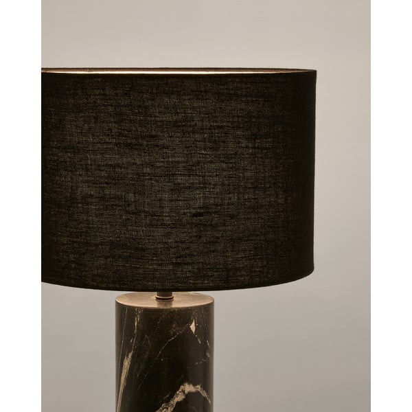 Melna marmora galda lampa ar auduma abažūru (augstums 57 cm) Vex – Kave Home-image-2