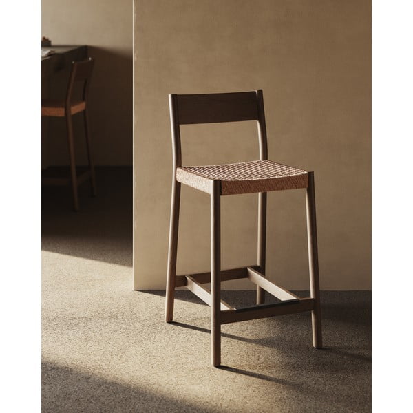 Brūns/dabīga toņa ozola masīvkoka bāra krēsls (sēdekļa augstums 65 cm) Yalia – Kave Home-image-1