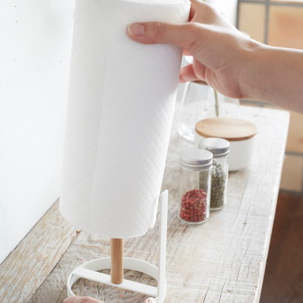 Balts papīra dvieļu ruļļu turētājs ar dižskābarža detaļām YAMAZAKI Tosca-image-2