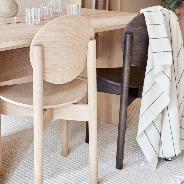 Gaiša dabīga toņa oša masīvkoka pusdienu krēsls Oy – OYOY Living Design-image-1