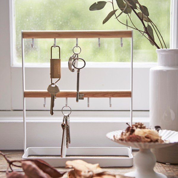 Balts galda atslēgu turētājs ar dižskābarža koka detaļām YAMAZAKI Tosca-image-1