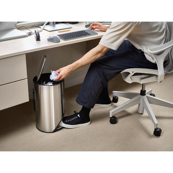 Spīdīgas sudraba krāsas nerūsējošā tērauda atkritumu tvertne ar pedāli 10 l Arc – Joseph Joseph-image-1