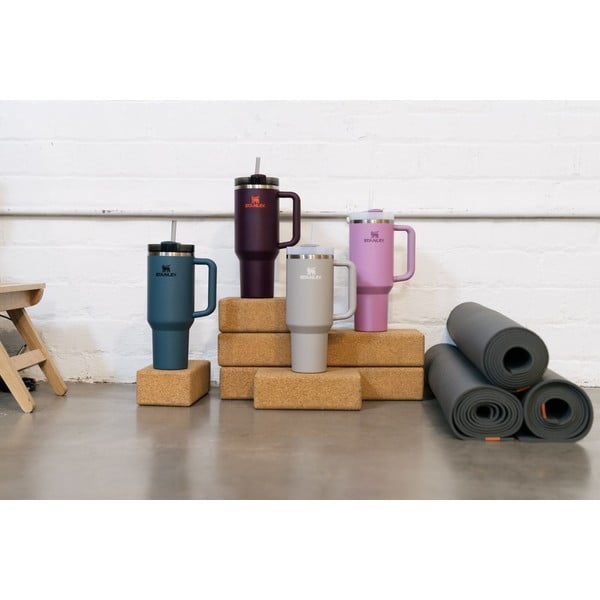 Tumši violets nerūsējošā tērauda termoss ar salmiņu 1,18 l Quencher H2.0 FlowState Tumbler Plum – Stanley-image-4