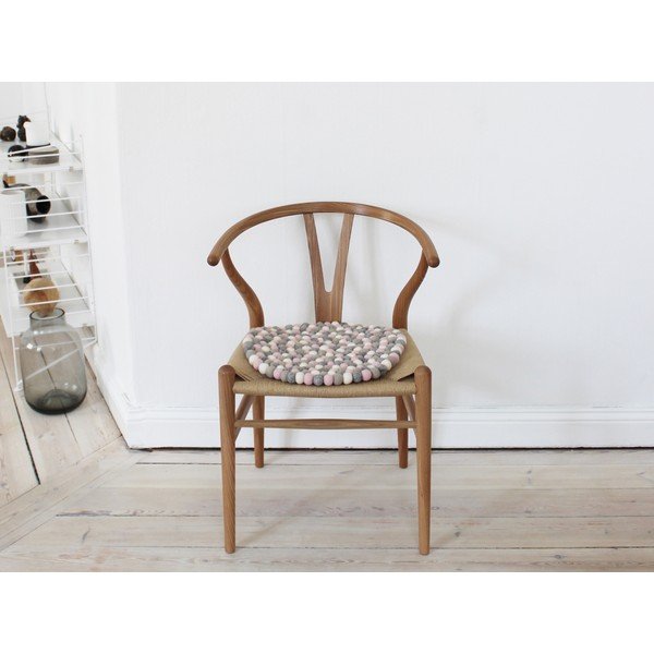 Gaiši rozā un pelēks bumbiņu vilnas paliktnis krēslam Wooldot Ball Chair Pad, ⌀ 39 cm-image-1