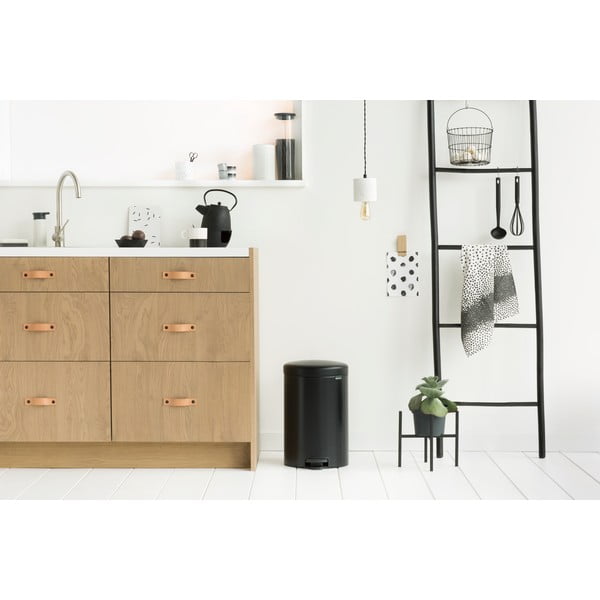 Matēti melna tērauda atkritumu tvertne ar pedāli 20 l NewIcon – Brabantia-image-1
