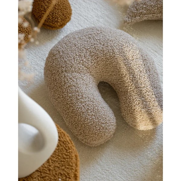 Gaiši brūns bērnu dīvāna spilvens no buklē auduma U – Wigiwama-image-1