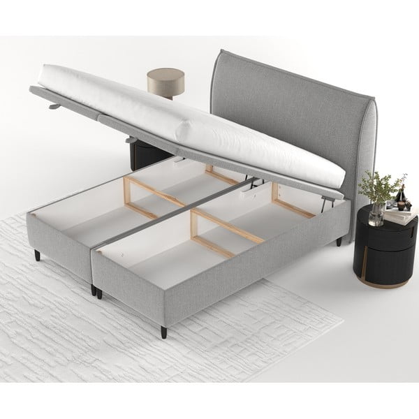 Gaiši pelēka polsterēta divvietīga gulta ar veļas kasti 180x200 cm Pearl – Maison de Rêve-image-4