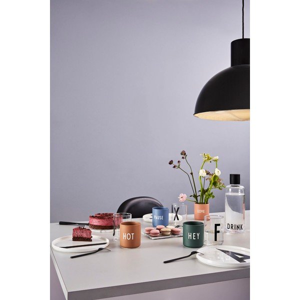 Tumši zaļa porcelāna krūze 300 ml Hey – Design Letters-image-3