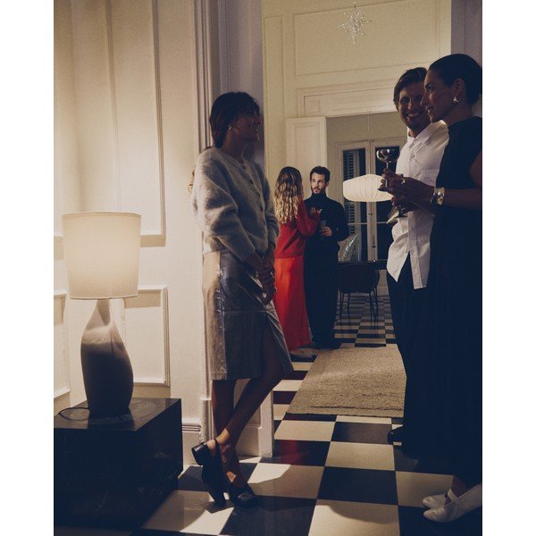 Balta/gaiši pelēka galda lampa ar auduma abažūru (augstums 77 cm) Viona – Kave Home-image-3