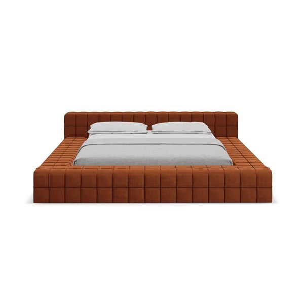 Terakotas oranža polsterēta divvietīga gulta ar redelēm 140x200 cm Akela – Makamii-image-2