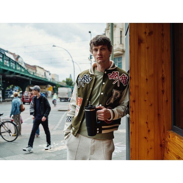 Melns nerūsējošā tērauda termoss ar salmiņu 890 ml Quencher H2.O FlowState™ Tumbler Black 2.0 – Stanley-image-1