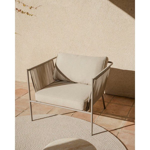 Krēmkrāsas/pelēkbrūns metāla/polsterēts dārza atpūtas krēsls Zivia – Kave Home-image-1