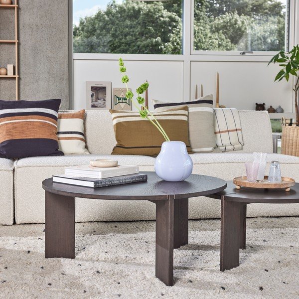 Tumša dabīga toņa oša masīvkoka apaļš žurnālgaldiņš ø 65 cm Oy – OYOY Living Design-image-1
