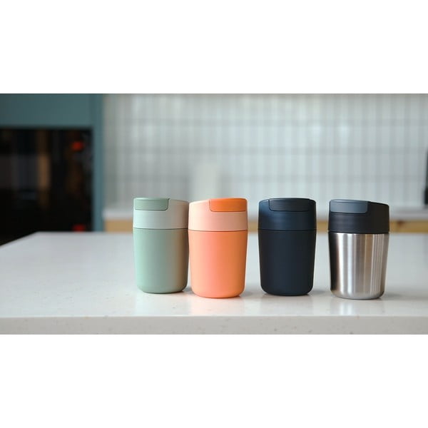 Tumši zila/spīdīgas sudraba krāsas ceļojumu krūze 340 ml Sipp – Joseph Joseph-image-1