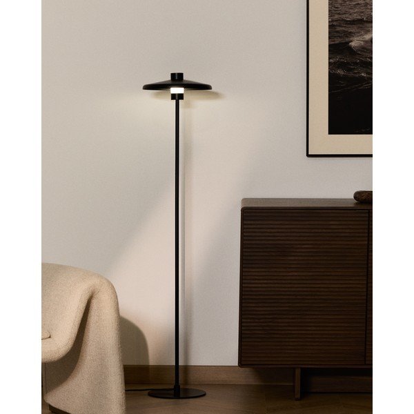Melna stāvlampa ar metāla abažūru (augstums 130 cm) Nuvira – Kave Home-image-1
