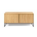 Dabīga toņa TV galdiņš ar ozolkoka imitāciju 112x51x42 cm Taiana – Kave Home