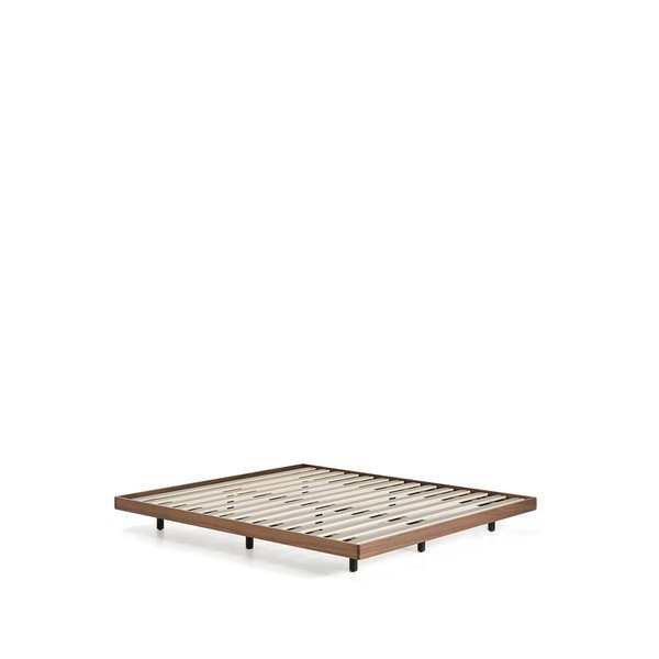 Brūna bērza masīvkoka divvietīga gulta bez galvgaļa ar redelēm 180x200 cm Norlen – Kave Home