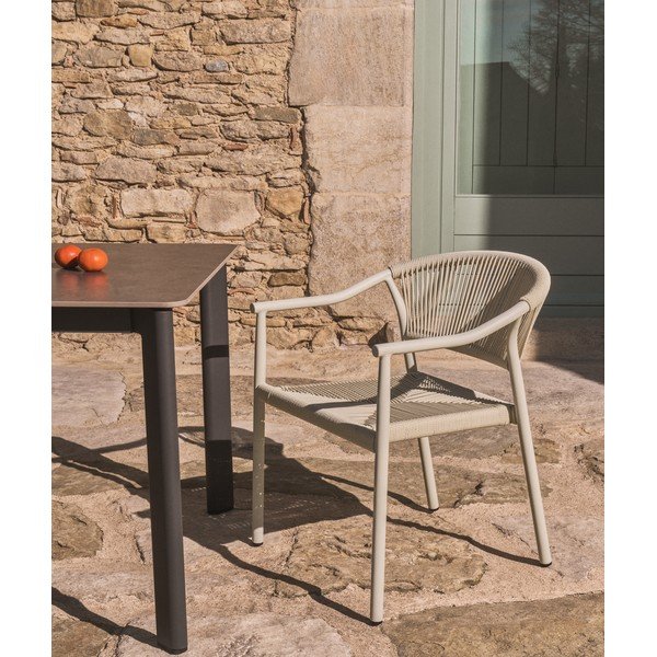 Krēmkrāsas rotangpalmas dārza krēsls Livadia – Kave Home-image-1