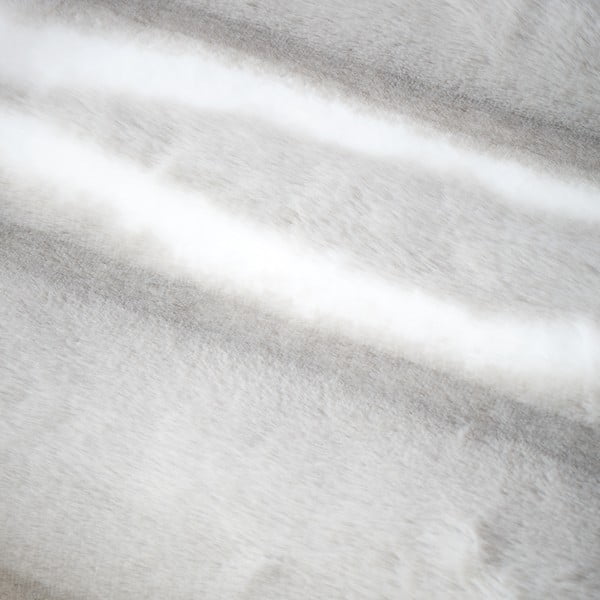 Gaiši pelēks pleds no mākslīgās kažokādas 130x170 cm Flint – Catherine Lansfield-image-3