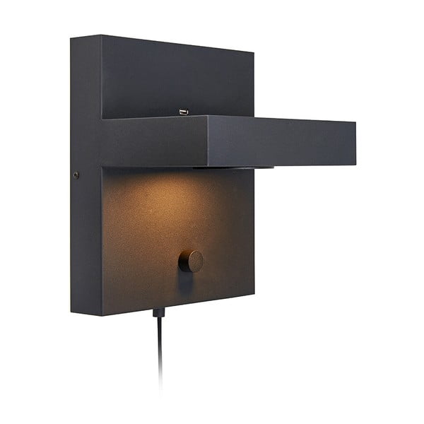 Melna sienas lampa ar plauktu un USB uzlādes staciju Markslöjd Kubik